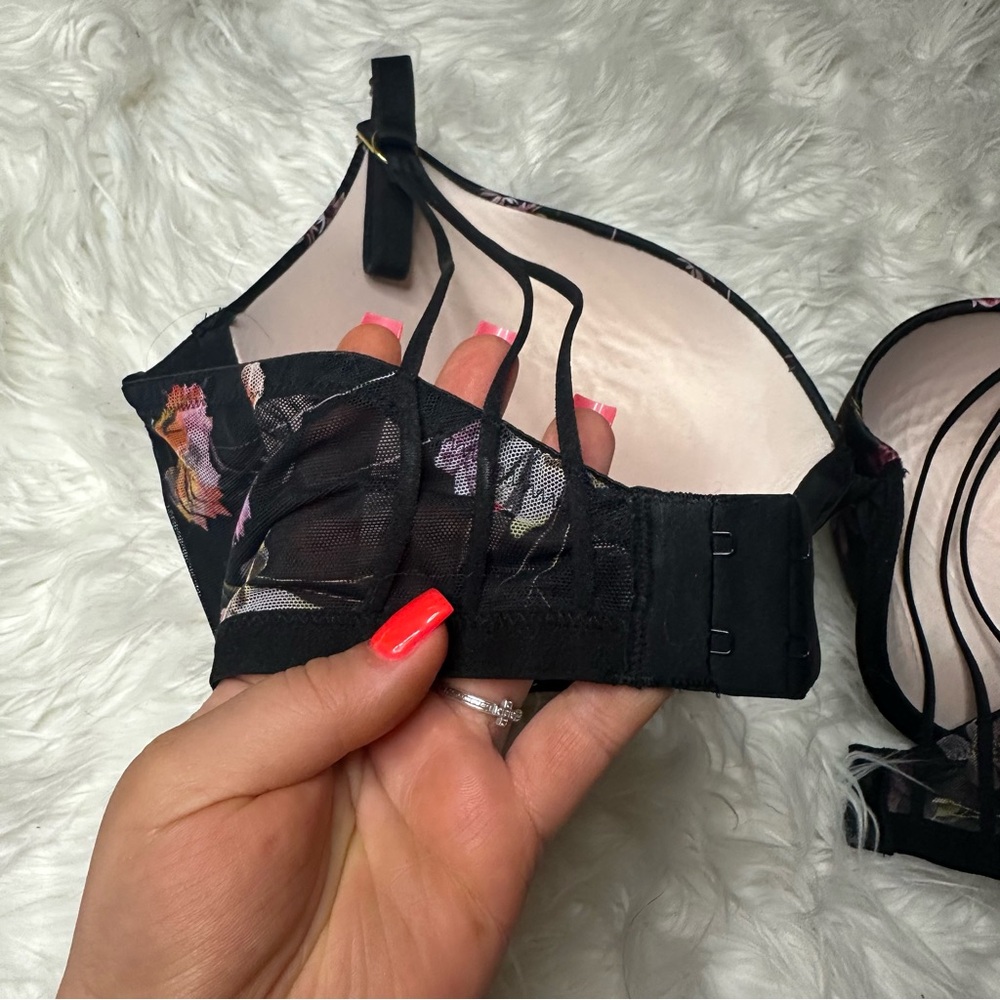 VICTORIA'S SECRET VERY
SEXY PLUNGE PUSH-UP Satin Black
Floral BRA Size 38DD - Picture 9 of 10
